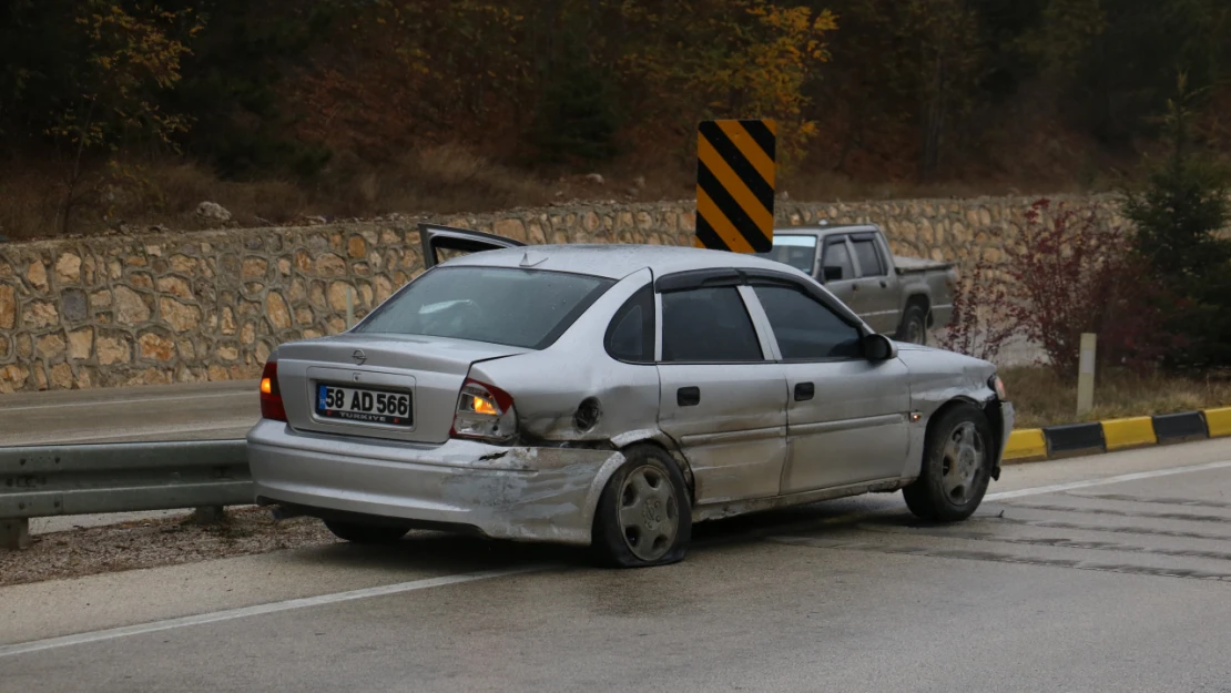 Bariyerlere Çarpan Sürücü Yaralandı