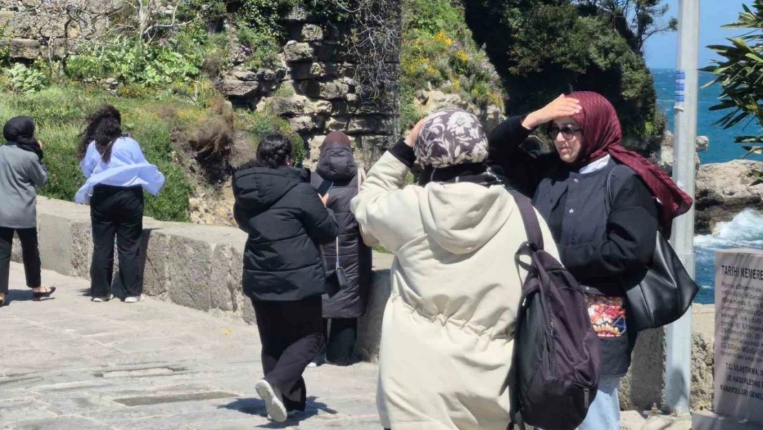 Şiddetli Fırtına Turistlere Zor Anlar Yaşattı