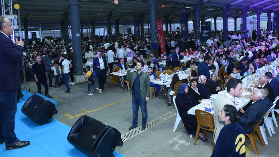 Başkan Babaş, 5 bin 500 kişiyle birlikte iftar yaptı