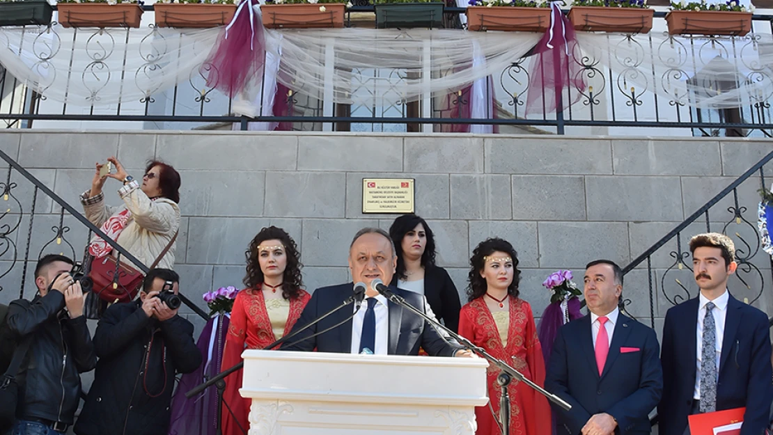 Başkan'dan, kadınlara tarihi canlandıran hediye