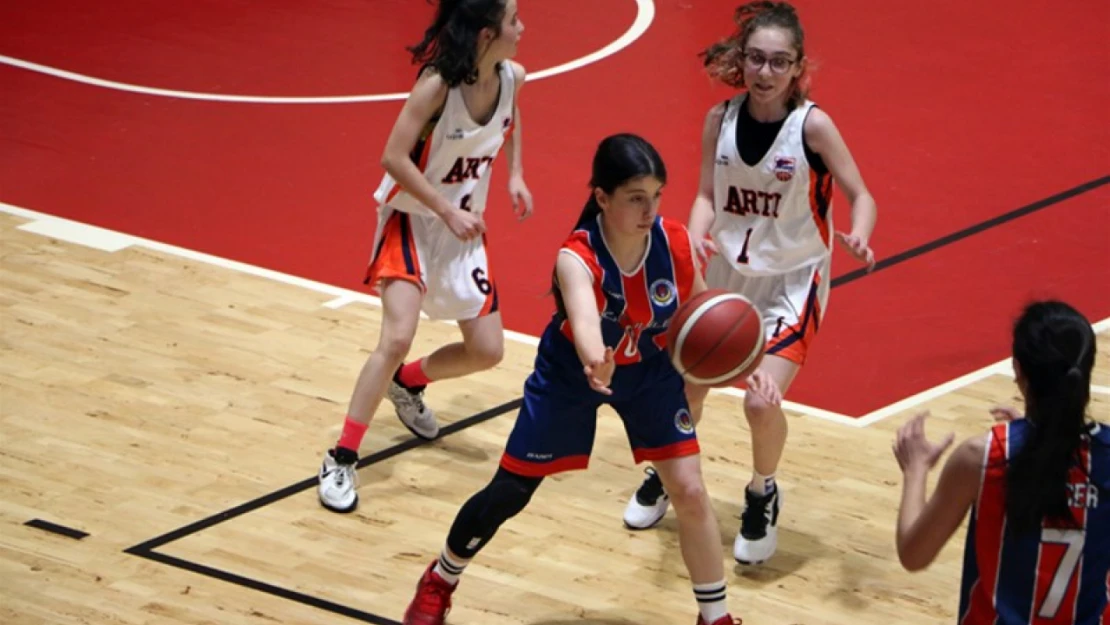 Basketbol grup maçları başladı