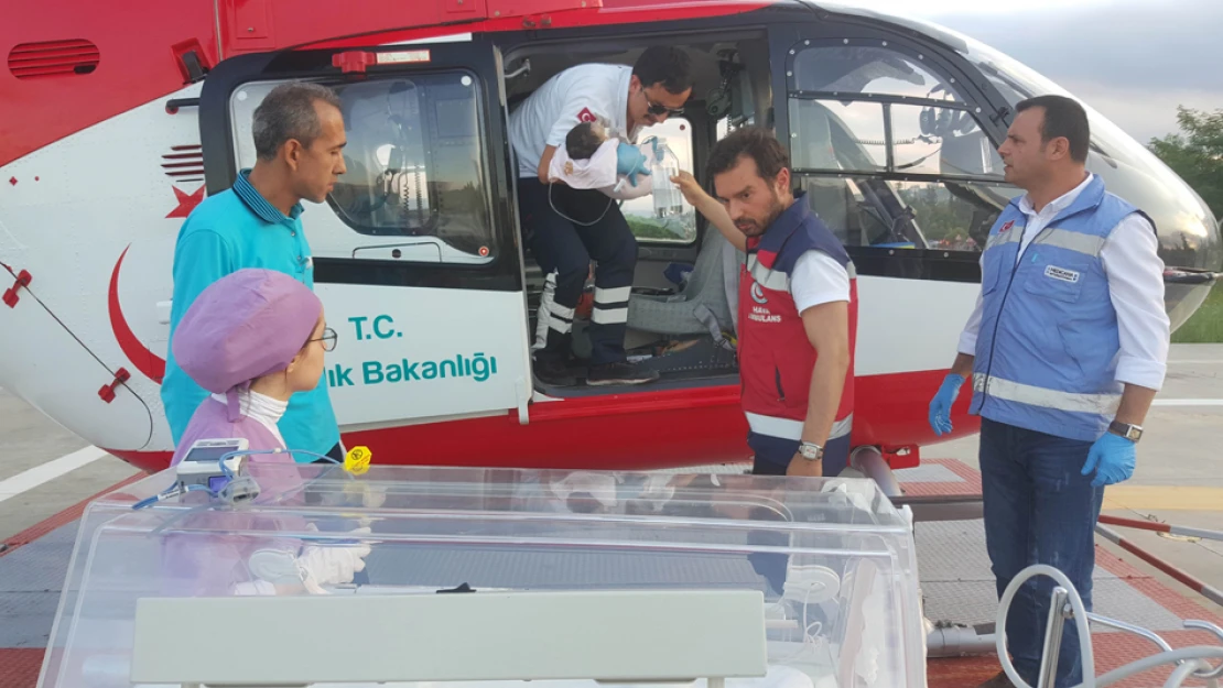 Bebeğin yardımına ambulans helikopter yetişti