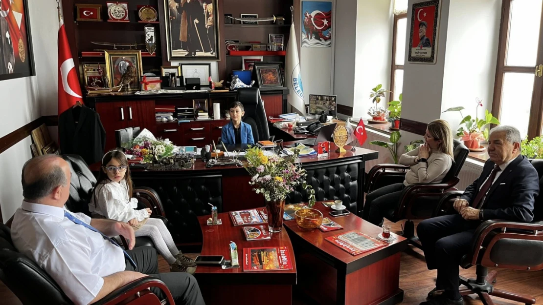 Belediye Başkanı Uzuner, Çocukları Ağırladı