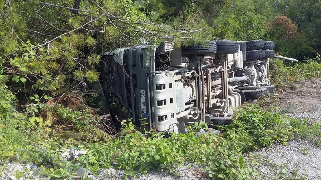 Beton mikseri şarampole devrildi