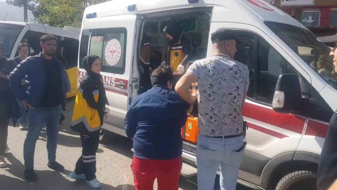 Birbirlerine Taş, Duba Ve Bıçakla Saldırdılar