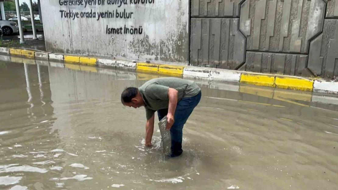 Bolu'da Altgeçitler Göle Döndü: Suyun İçinde Dakikalarca Plakasını Aradı