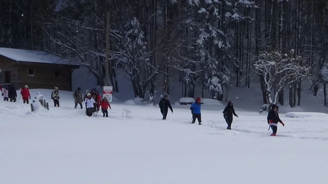 50 Santimetrelik Karda 12 Kilometre Yürüdüler