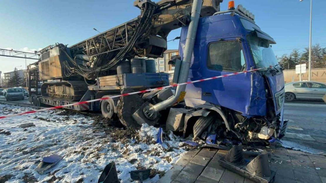 Bolu'da Vinç Yüklü Tır Sinyal Direğini Söktü