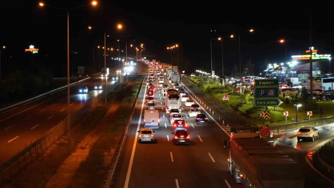 Bolu Geçişinde Trafik Durma Noktasına Geldi