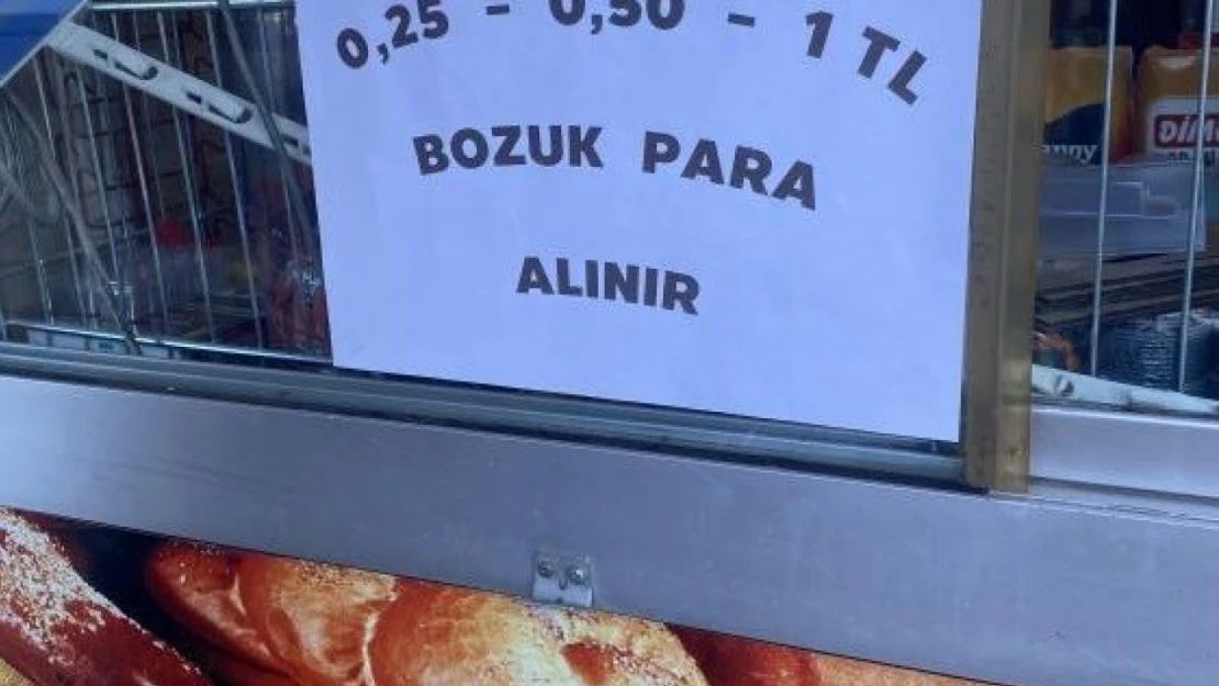 Bozuk Para Sıkıntısını Yazı Asarak Çözmeye Çalıştılar