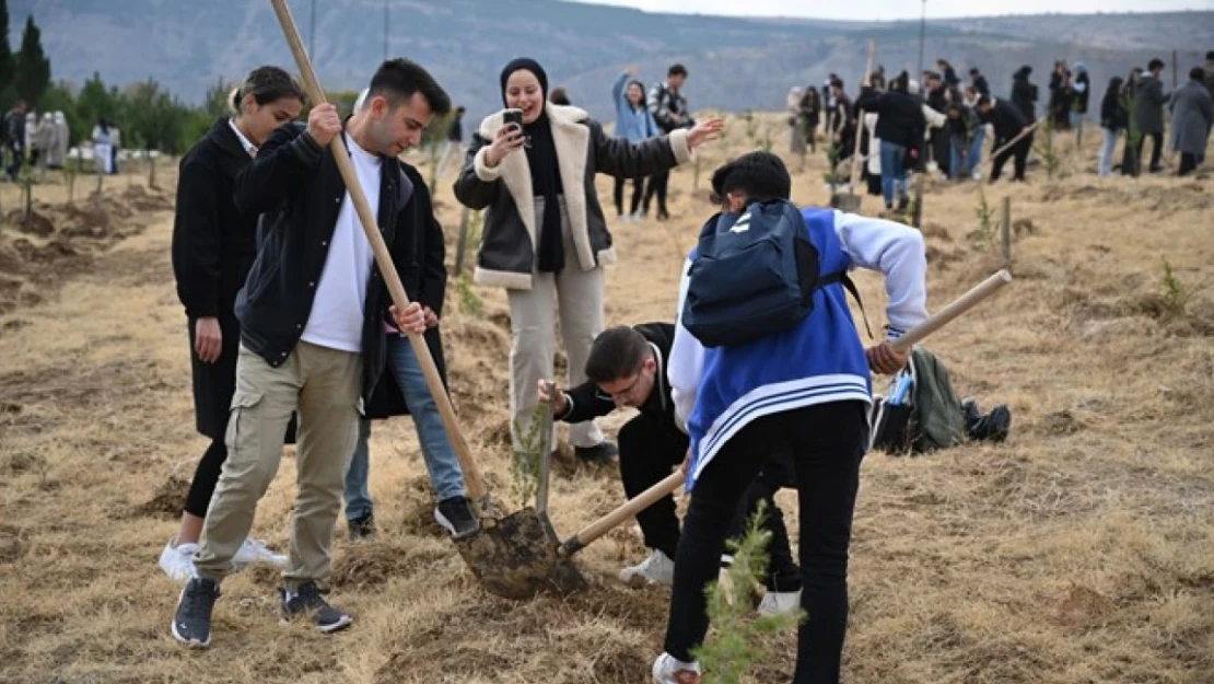 ÇAKÜ'de Fidanlar Toprakla Buluştu