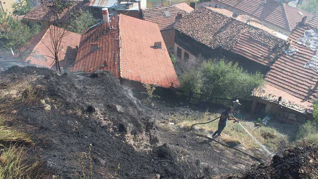 Çalılık yangını mahalleyi tehdit etti