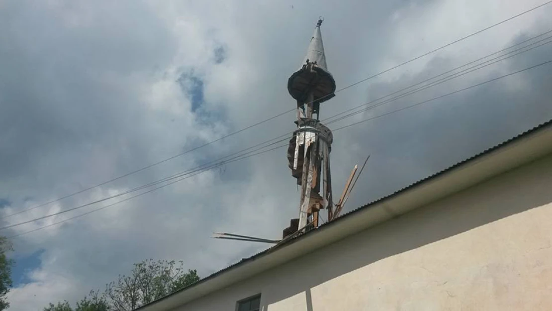 Cami minaresine yıldırım düştü