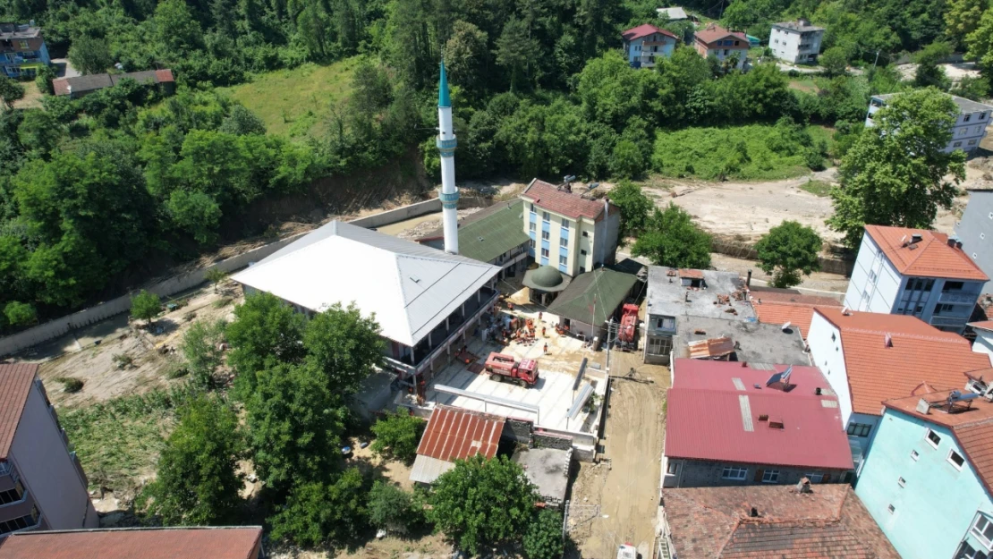 Çamurla kaplanan camide temizlik çalışmaları sürüyor