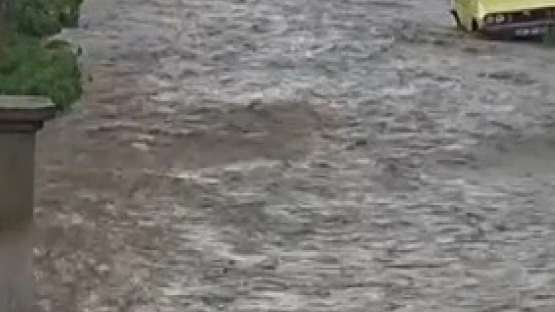 Çankırı'da Sel Suları Yolları Bastı