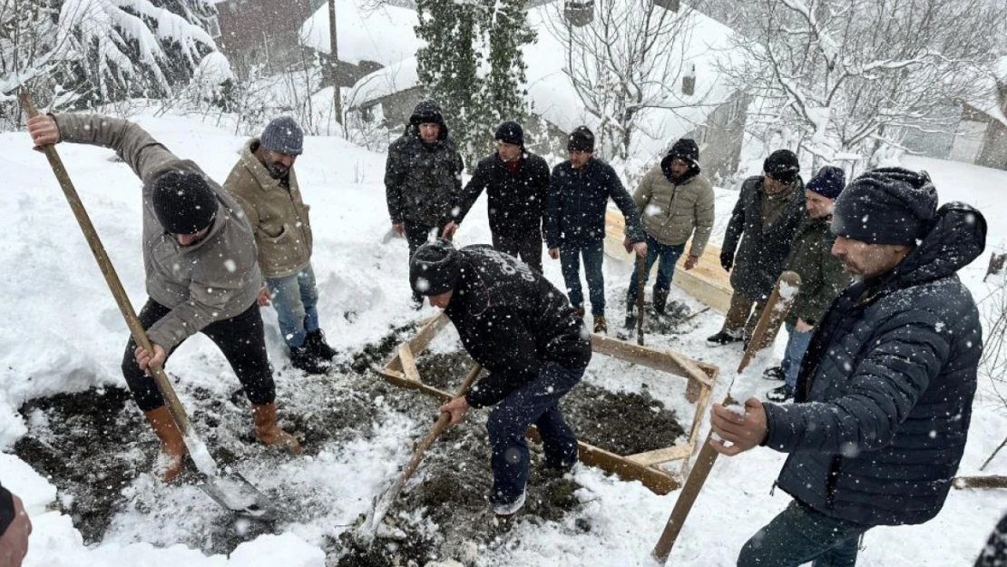 Cenaze Köye Güçlükle Ulaştırıldı