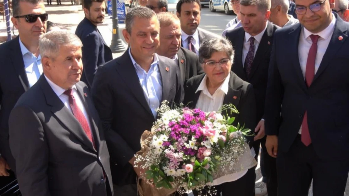 CHP'li 21 Belediye Başkanı Özgür Özel Buluştu