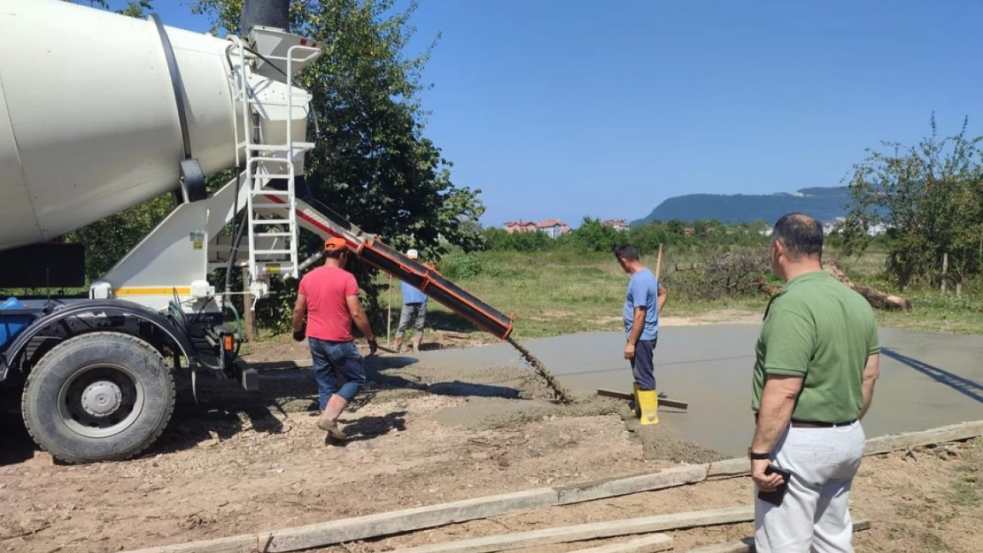 Cide'de beton yol çalışmaları devam ediyor