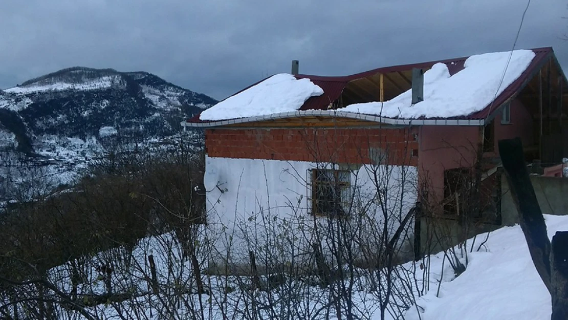 Cide'de kar çatıları yıktı