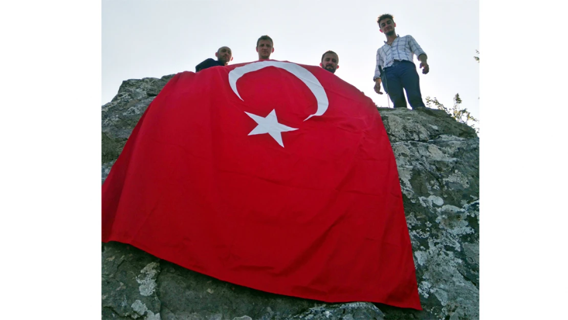 Cideli gençler ŞEHİT EREN için zirveye bayrak dikti