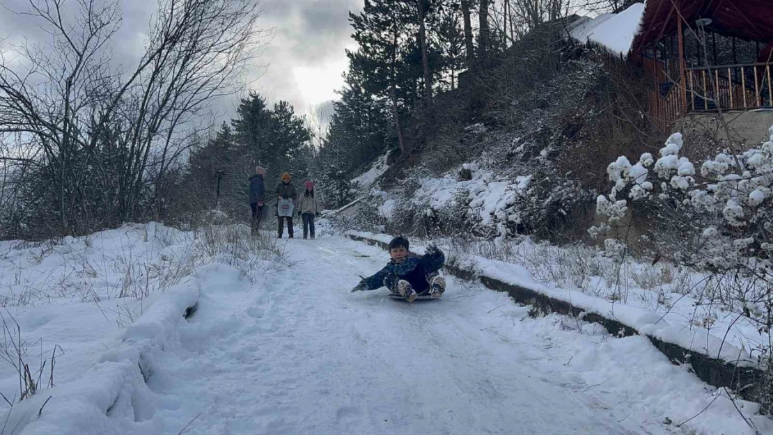 Çocuklar Karın Tadını Poşetlerle Kayarak Çıkardı