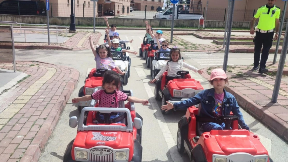 Çocuklara Trafik Eğitimi Verildi