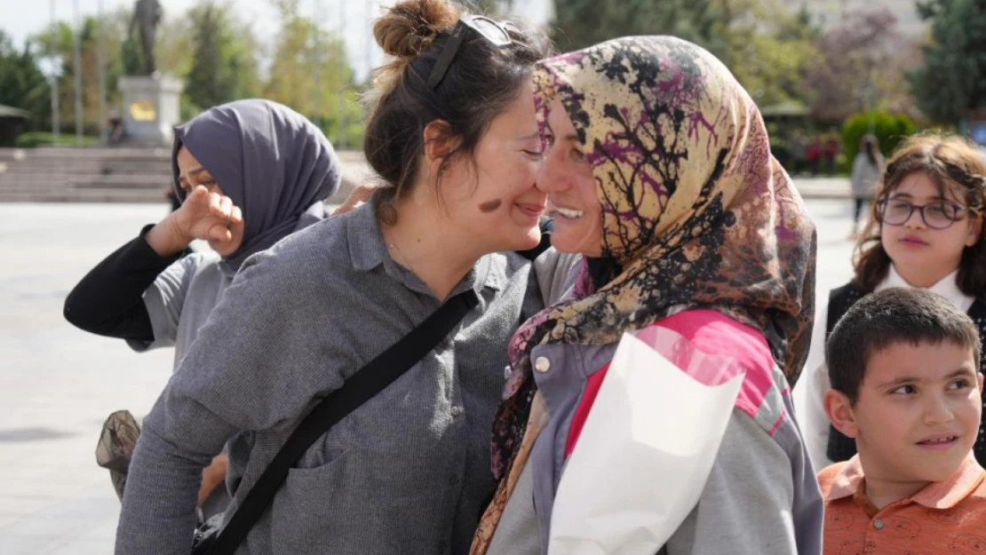 Çocuklarını Dev Ekranda Görünce Gözyaşlarını Tutamadılar