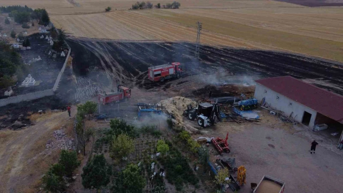 Çorum'da Elektrik Direğinden Çıkan Kıvılcım Yangına Sebep Oldu