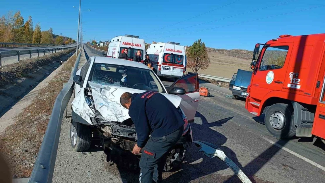 Çorum'da İki Otomobil Çarpıştı: 3 Yaralı