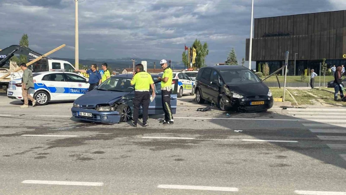 Çorum'da İki Otomobil Çarpıştı: 3 Yaralı