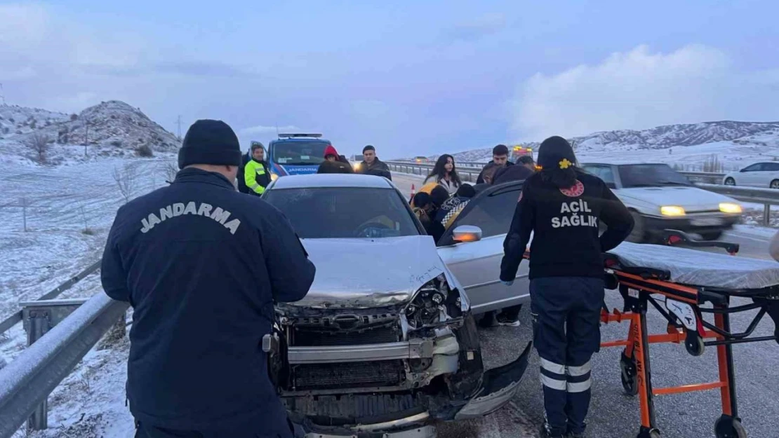 Otomobil Demir Bariyere Çarptı: 1 Yaralı