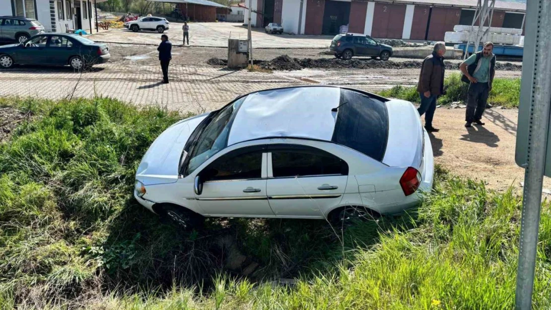 Çorum'da Otomobil Menfeze Düştü: 1 Yaralı