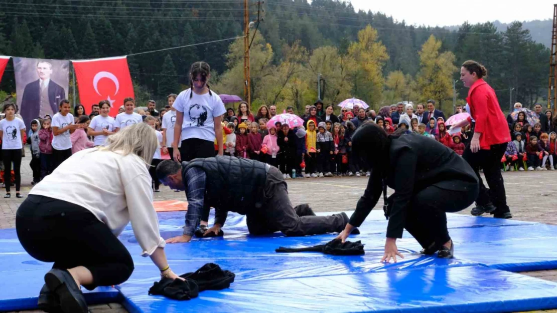 Kızı Gösteri Yapabilsin Diye Atkısıyla Minderleri Kuruttu