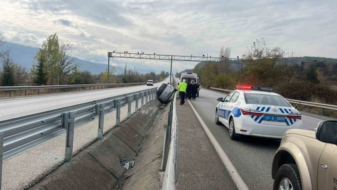 Bariyerlere Çarpan Otomobil Orta Refüje Düştü