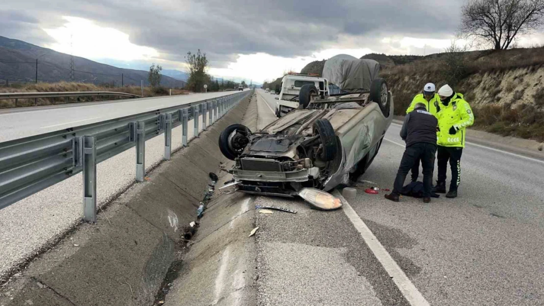 Bariyerlere Çarpan Otomobil Takla Attı: 2 Yaralı