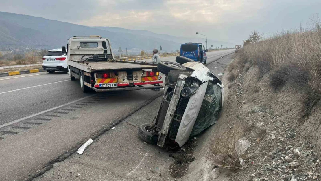 Otomobil Yan Yattı: 1'i Çocuk 3 Yaralı