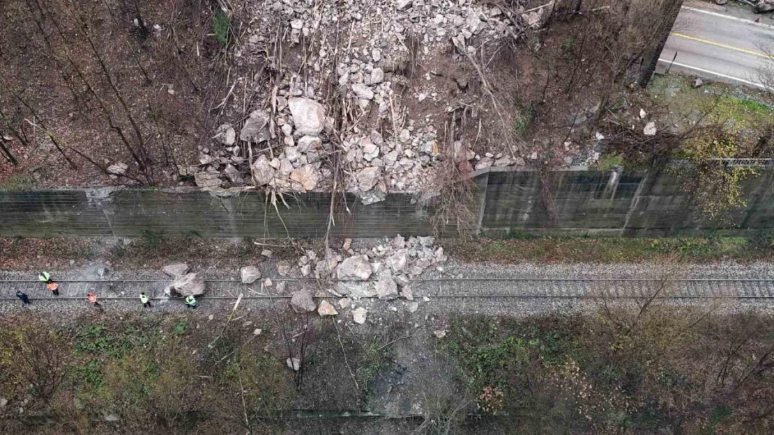 Dağdan Kopan Kayalar Demiryolunu Kapattı, Faciadan Dönüldü