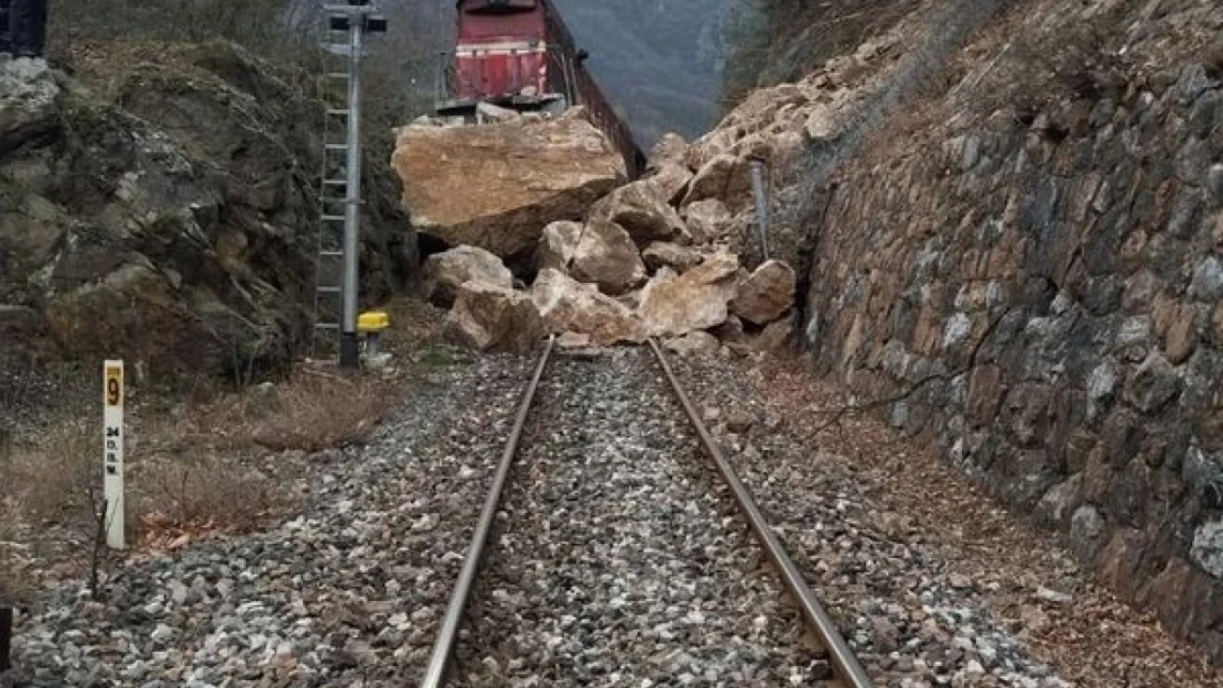 Düşen Kayalar Yük Trenini Raydan Çıkardı