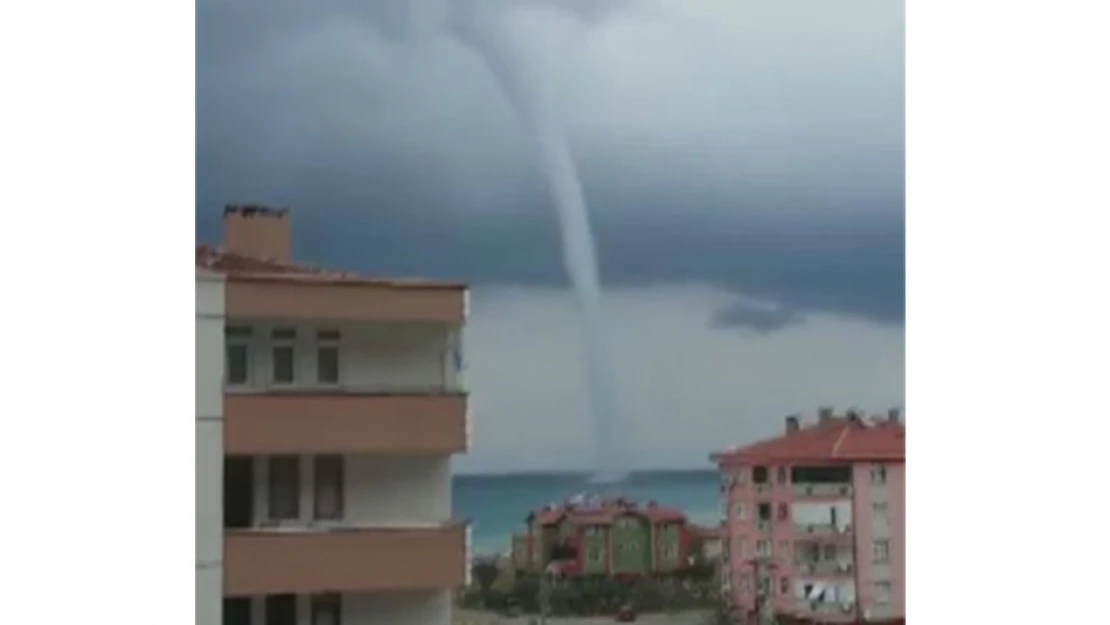 Denizin üzerinde oluşan hortum korkuttu