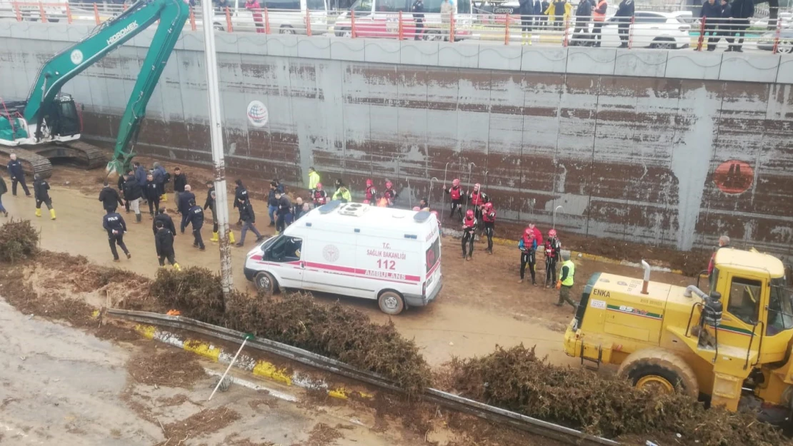 Depremden sonra sel vurdu: 5 ölü, 10 kayıp
