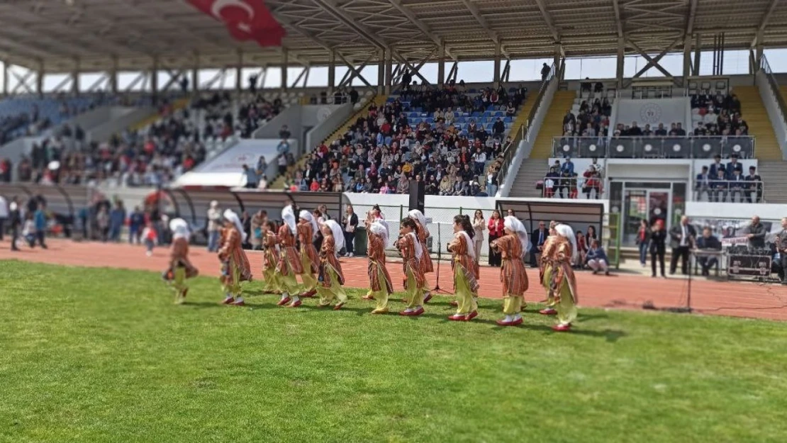 Bayramda Minik Ayla Folklor Grubuna Eşlik Etti