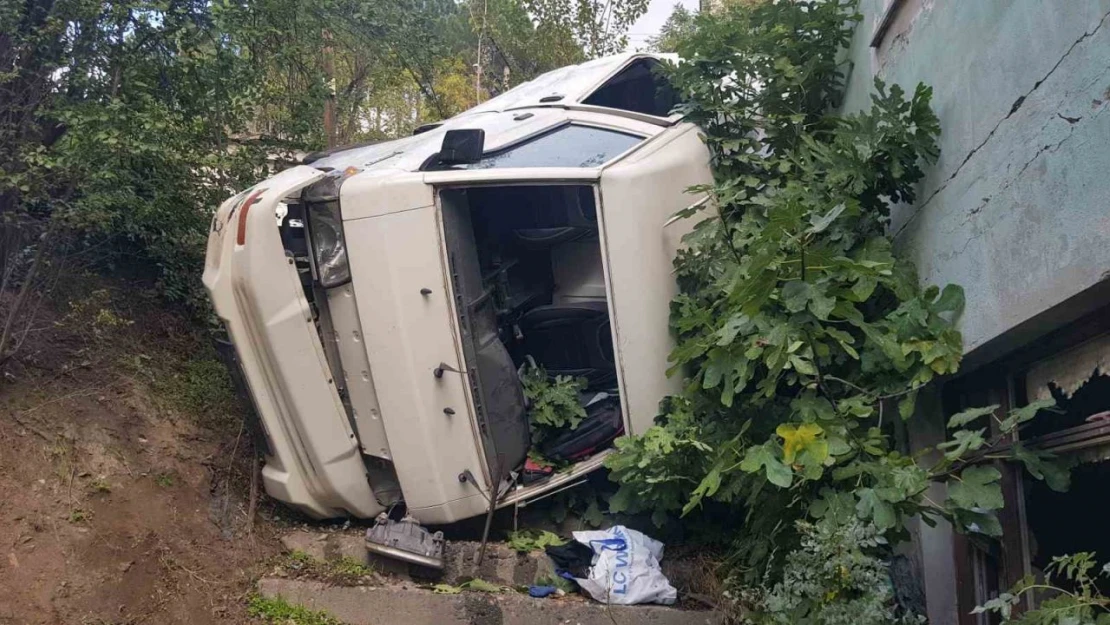 Minibüs Devrildi: 7 Çocuk Yaralandı