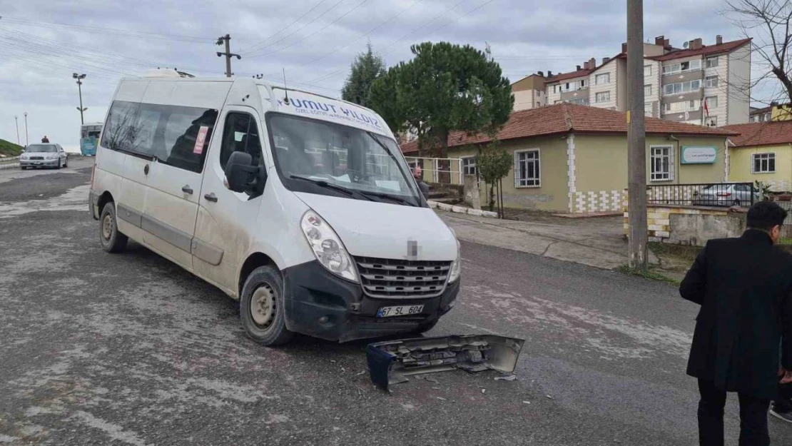 Nöbet Geçiren Şoför Öğrenci Servisine Çarptı