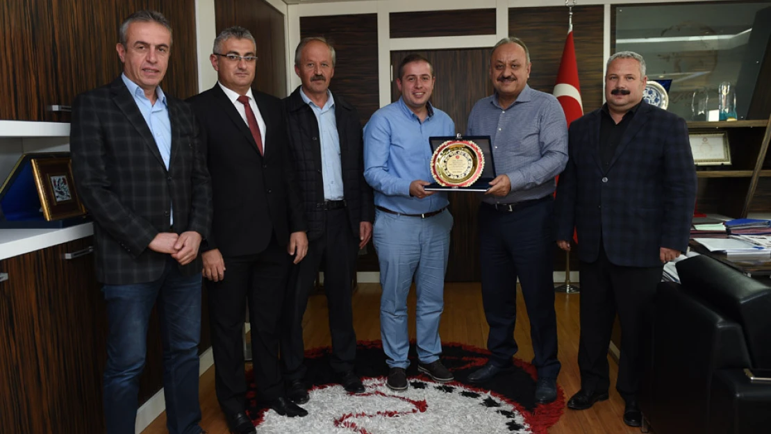 Duyarlı otobüs şoförüne plaket