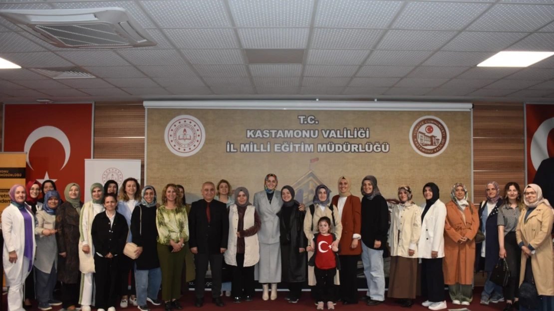 Edebiyat Akademisi'nde 'Yazmanın Şifalı Gücü ve Eğitimdeki Rolü' Konuşuldu