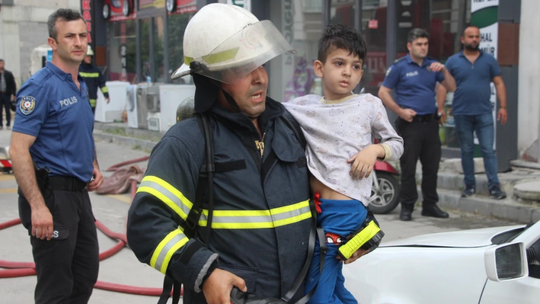 Elektrik panosu patladı, 5'i çocuk 15 kişi dumandan etkilendi