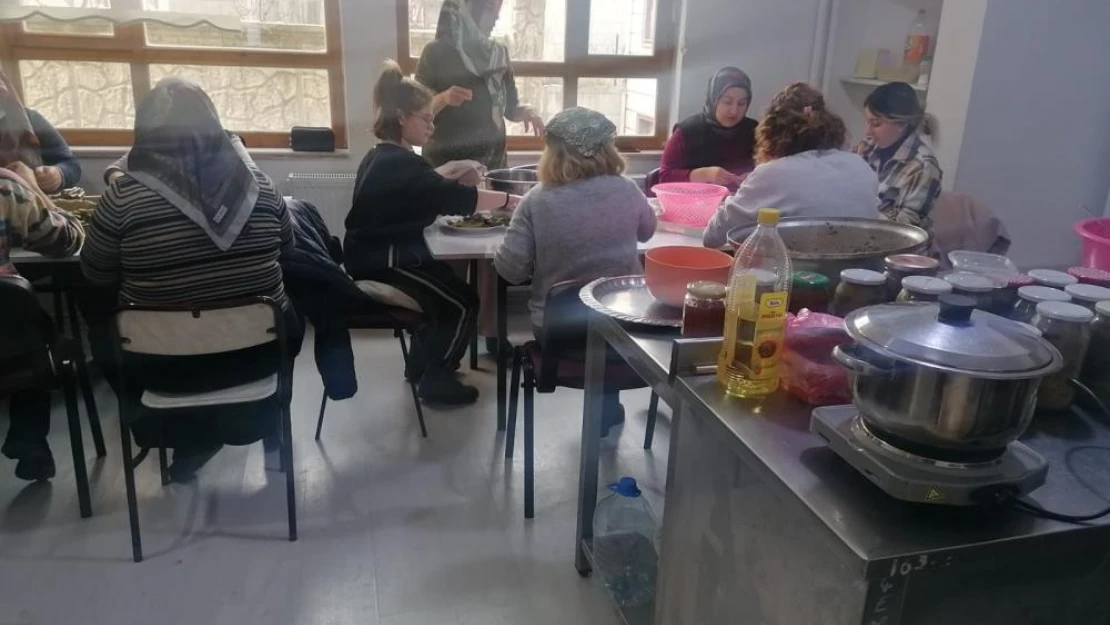 Elleriyle sardıkları dolmaları gönderdiler