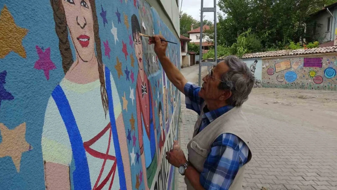 Çocukluk Tutkusunu Duvarları Süsleyerek Sürdürüyor