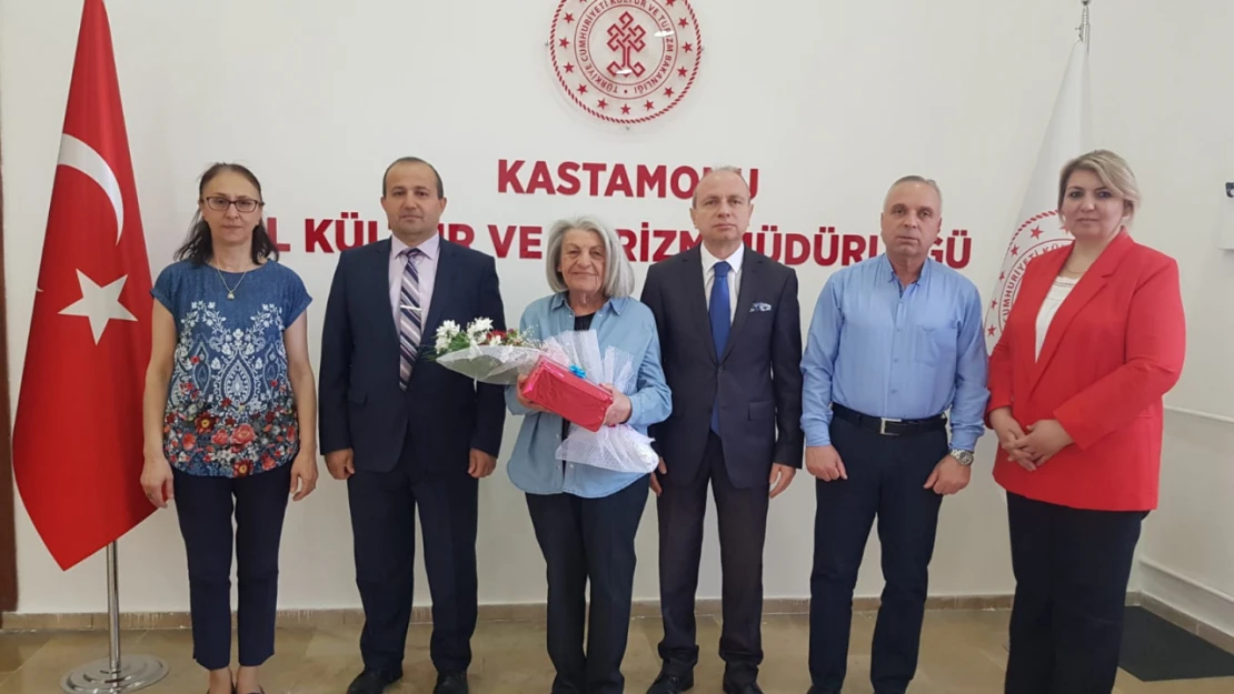 En çok kitap okuyan anne ödüllendirildi