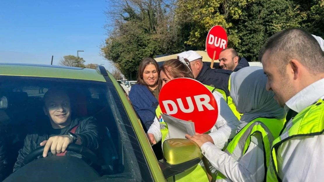 Engelli Bireyler Trafik Görevlisi Oldu, Sürücüleri Uyardı